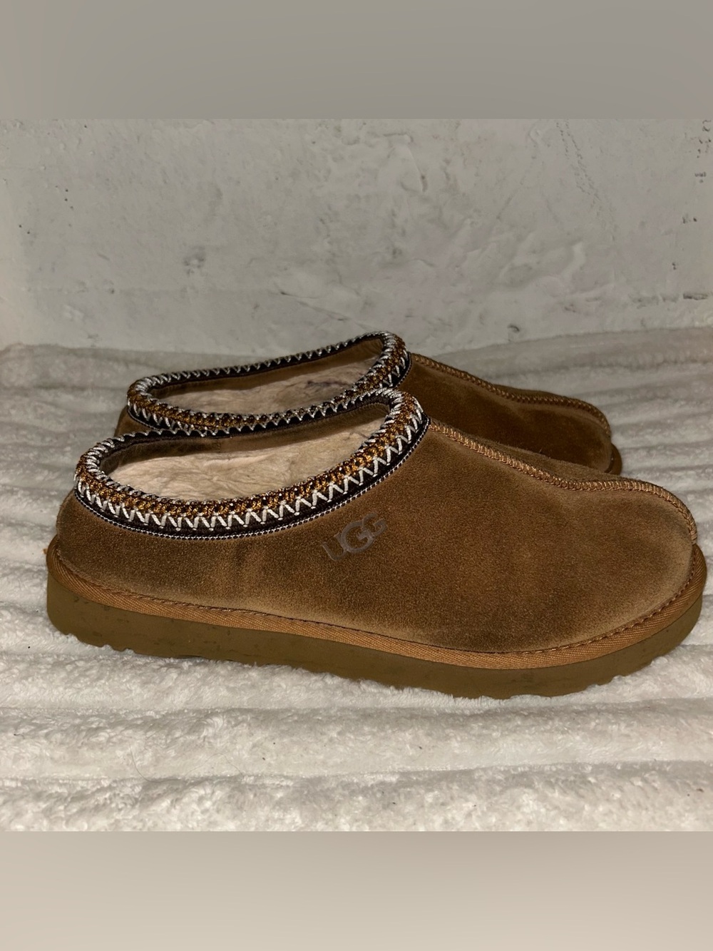 UGG Men's Chestnuty tazmen Suede Slip-On Clog - Picture 2 of 9